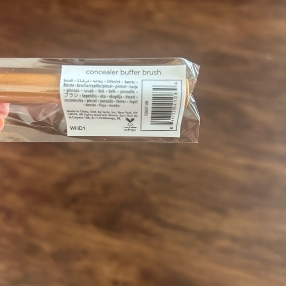 tarte concealer buffer brush (NWT) - Picture 3 of 4